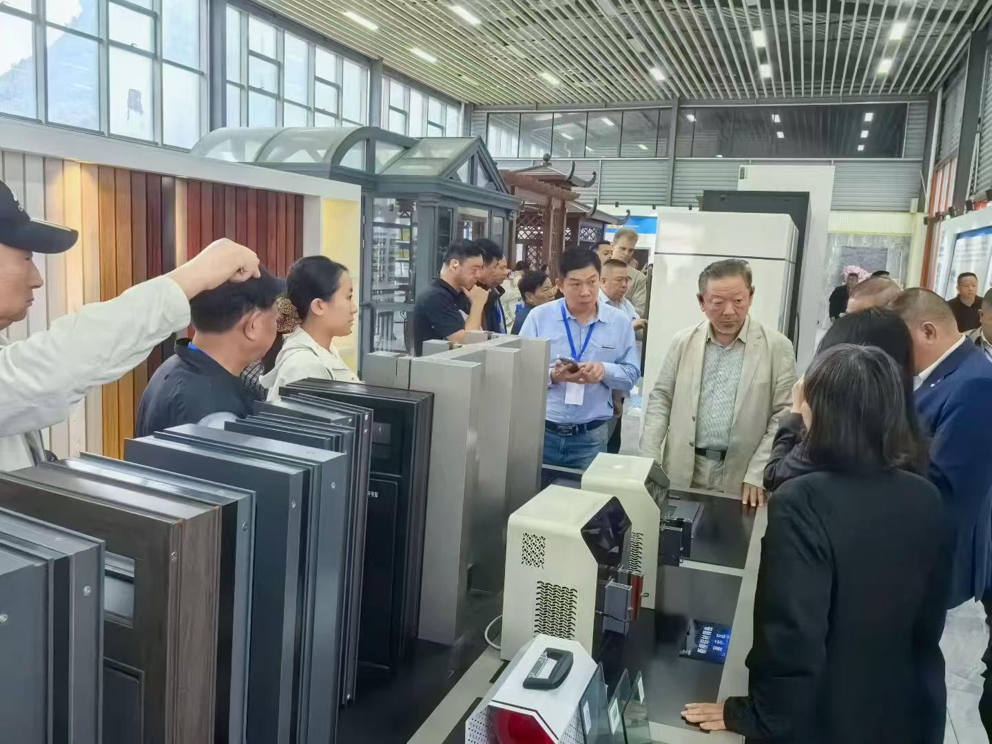 僑連五洲&middot;聚力貴州——10月15日，貴州省僑聯黨組書記，主席李立、貴州省僑聯副主席楊黔生帶隊，200家海外僑胞企業家到貴州貴材考察指導